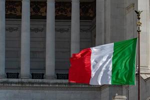 Italiaans vlag van Italië groen wit en rood in Rome foto