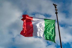 Italiaans vlag van Italië groen wit en rood in Rome foto