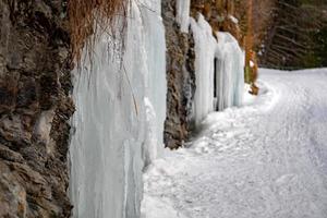 bevroren kreek klein waterval in winter tijd foto
