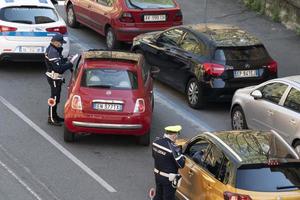 Genua, Italië - april 9 2020 - lokaal Politie controle gedurende coronavirus covid quarentine foto