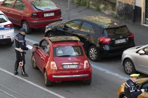 Genua, Italië - april 9 2020 - lokaal Politie controle gedurende coronavirus covid quarentine foto