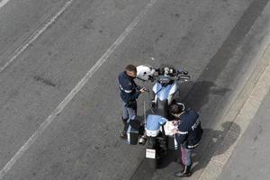 Genua, Italië - april 13 2020 - Politie controle gedurende coronavirus covid quarentine foto