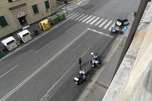 Genua, Italië - april 13 2020 - Politie controle gedurende coronavirus covid quarentine foto