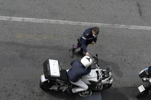 Genua, Italië - april 13 2020 - Politie controle gedurende coronavirus covid quarentine foto