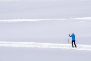 kruis land skiën in Alpen dolomieten foto