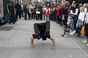 nieuw york, Verenigde Staten van Amerika - mei 7 2019 - breken danser in 5e Laan foto