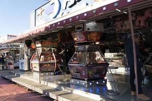 Genua, Italië - december, 9 2018 - traditioneel Kerstmis luna park pret eerlijk is geopend foto