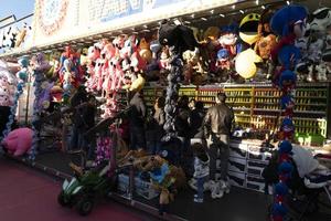 Genua, Italië - december, 9 2018 - traditioneel Kerstmis luna park pret eerlijk is geopend foto