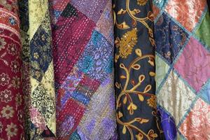 Indië kleren Bij de markt voor uitverkoop foto