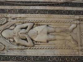 middeleeuws graf binnen de kerstman Croce kerk Florence, Italië, 2022 foto
