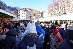 trente, Italië - december 9, 2017 - mensen Bij traditioneel Kerstmis markt foto