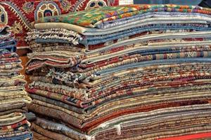 Perzisch tapijt oud antiek wijnoogst in bazaar winkel markt foto