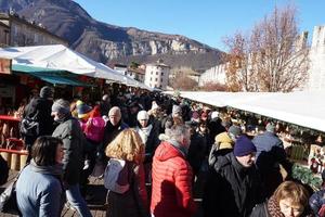 trente, Italië - december 9, 2017 - mensen Bij traditioneel Kerstmis markt foto