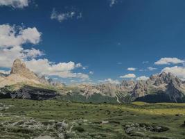 monteren piana dolomieten bergen eerste wereld oorlog paden loopgraaf schuttersputje foto