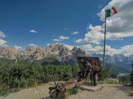 monteren piana dolomieten bergen eerste wereld oorlog paden loopgraaf schuttersputje foto