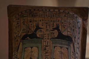 Egyptische houten sarcofaag hiërogliefen detail foto