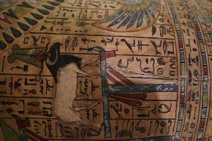 Egyptische houten sarcofaag hiërogliefen detail foto