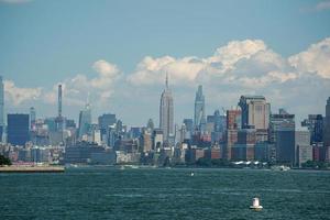 nieuw york visie stadsgezicht van Hudson rivier- vrijheid eiland foto