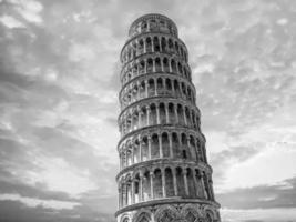 Pisa leunend toren dichtbij omhoog detail visie Bij zonsondergang foto