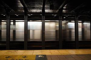 nieuw york stad metro in beweging trein Bij 51 st station, 2022 foto