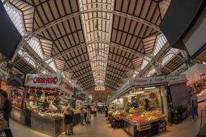 valencia, Spanje - mei 3 2022 - de historisch markt vol van klanten foto
