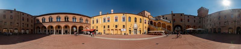 ferrara, Italië - september 29 2018 - middeleeuws stad- vol van mensen foto