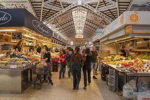 valencia, Spanje - mei 3 2022 - de historisch markt vol van klanten foto