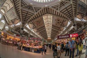 valencia, Spanje - mei 3 2022 - de historisch markt vol van klanten foto