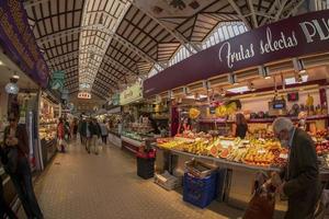 valencia, Spanje - mei 3 2022 - de historisch markt vol van klanten foto