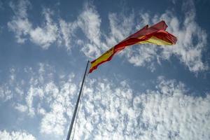 golvend Spanje vlag in de blauw lucht foto