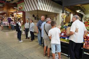 Florence, Italië - september 1 2018 - mensen buying Bij oud stad markt foto