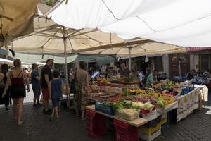 Rome, Italië - juni 16 2019 - campo dei fiori plaats markt foto