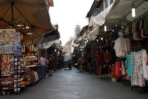 Florence, Italië - september 1 2018 - mensen buying Bij oud stad leer markt foto