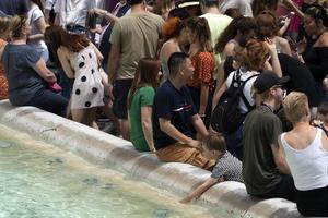 Rome, Italië - juni 15 2019 - toerist nemen selfie Bij fontana di Trevi fontein foto