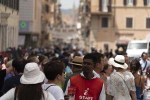 Rome, Italië - juni 15 2019 - toerist nemen selfie Bij fontana di Trevi fontein foto