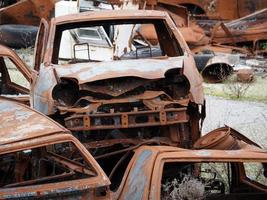 autokerkhof oud verroest auto veld- foto