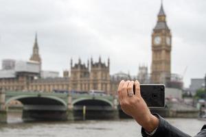 toerist nemen afbeeldingen Bij Londen brug foto
