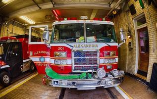 Alexandrië - Verenigde Staten van Amerika - 19 juni 2015 brandweerman klaar naar ingrijpen foto
