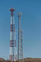 communicatie antenne Aan de licht blauw lucht achtergrond foto