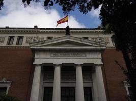 perspectief van de neoklassiek facade van de Koninklijk Spaans academie in Madrid, Spanje foto