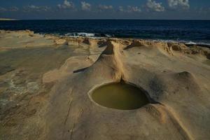 heilige peter zwembaden Malta rots vorming gat Aan rotsen foto