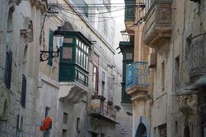 Rabat middeleeuws dorp straat visie gebouw in Malta geschilderd boog ramen foto