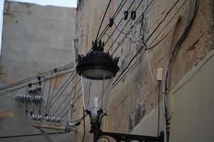 Malta elektrisch draden hangende Aan gebouw foto