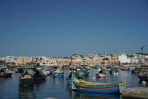 Malta kleurrijk geschilderd visvangst boot in Marsaxlokk dorp foto