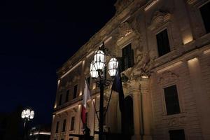 Malta verlichte gebouwen visie van la Valletta Bij zonsondergang foto