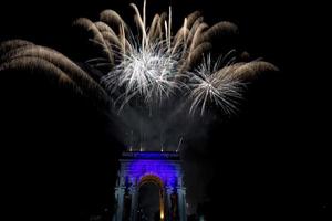 gelukkig nieuw jaar vuurwerk Aan triomf boog in Genua Italië foto