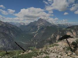 monteren piana dolomieten bergen eerste wereld oorlog paden loopgraaf schuttersputje foto