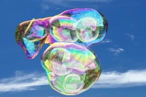 reusachtig zeep bubbel Aan de lucht achtergrond foto