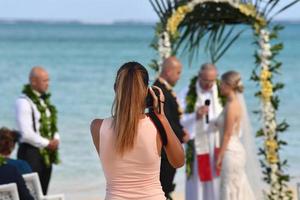 rarotonga, koken eilanden - augustus 19, 2017 - bruiloft Aan tropisch paradijs zanderig strand foto