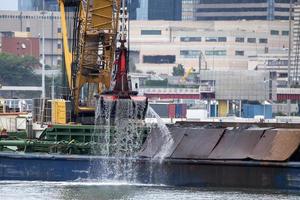 baggeren kraan werken in haven foto